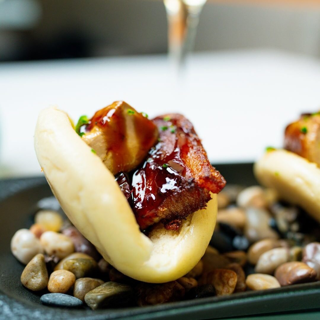 Bao con panceta, foie y rodajas de mini pepino con salsa teriyaki