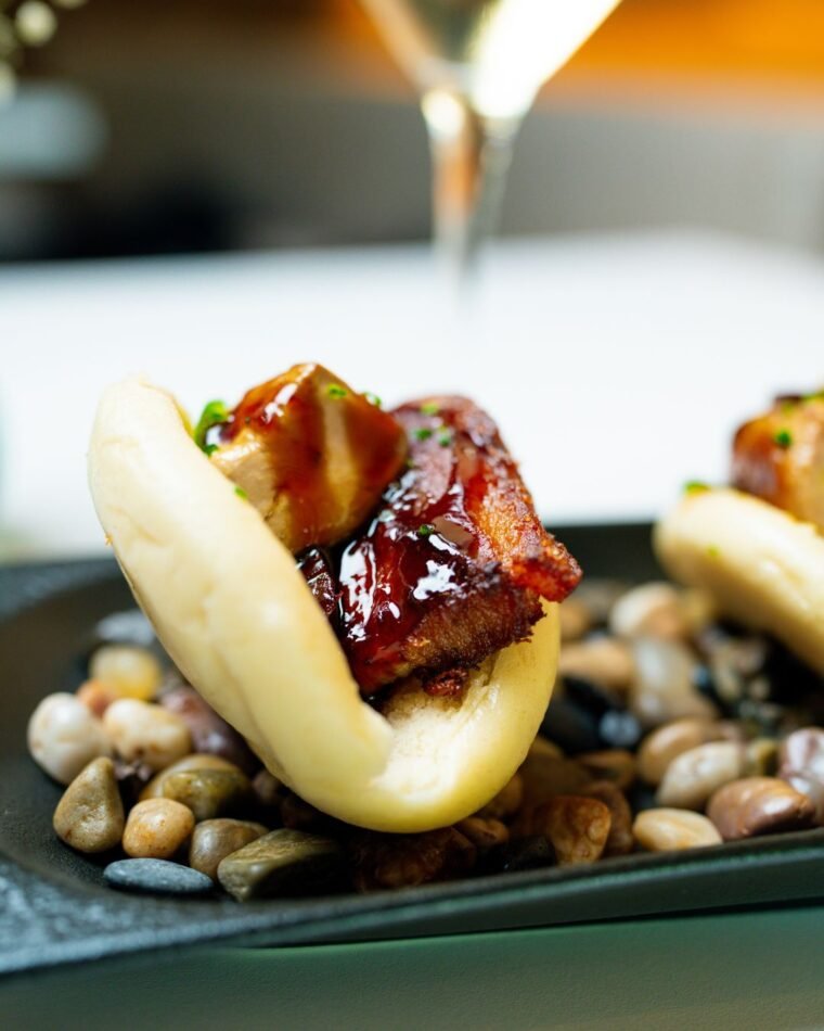 Bao con panceta, foie y rodajas de mini pepino con salsa teriyaki