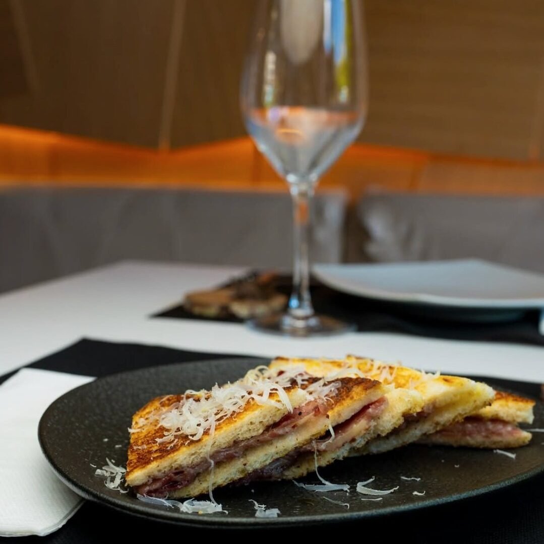 Bikini trufado de jamón ibérico